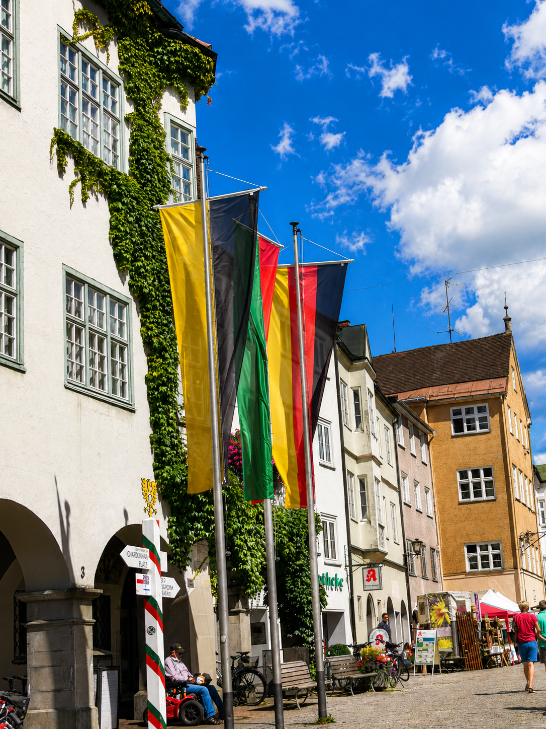 Fahnen in der historischen Altstadt von Isny