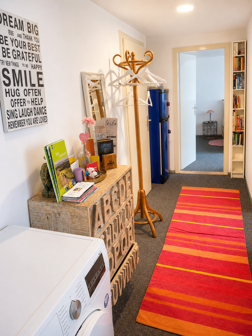 Flur mit Waschmaschine, Garderobe und ABC-Kommode