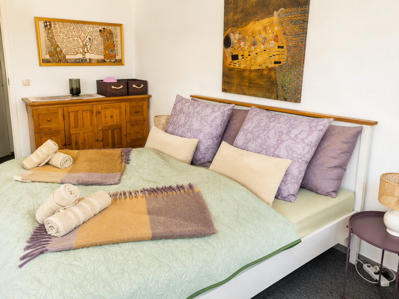 Purple Room mit großem Landhaus-Doppelbett