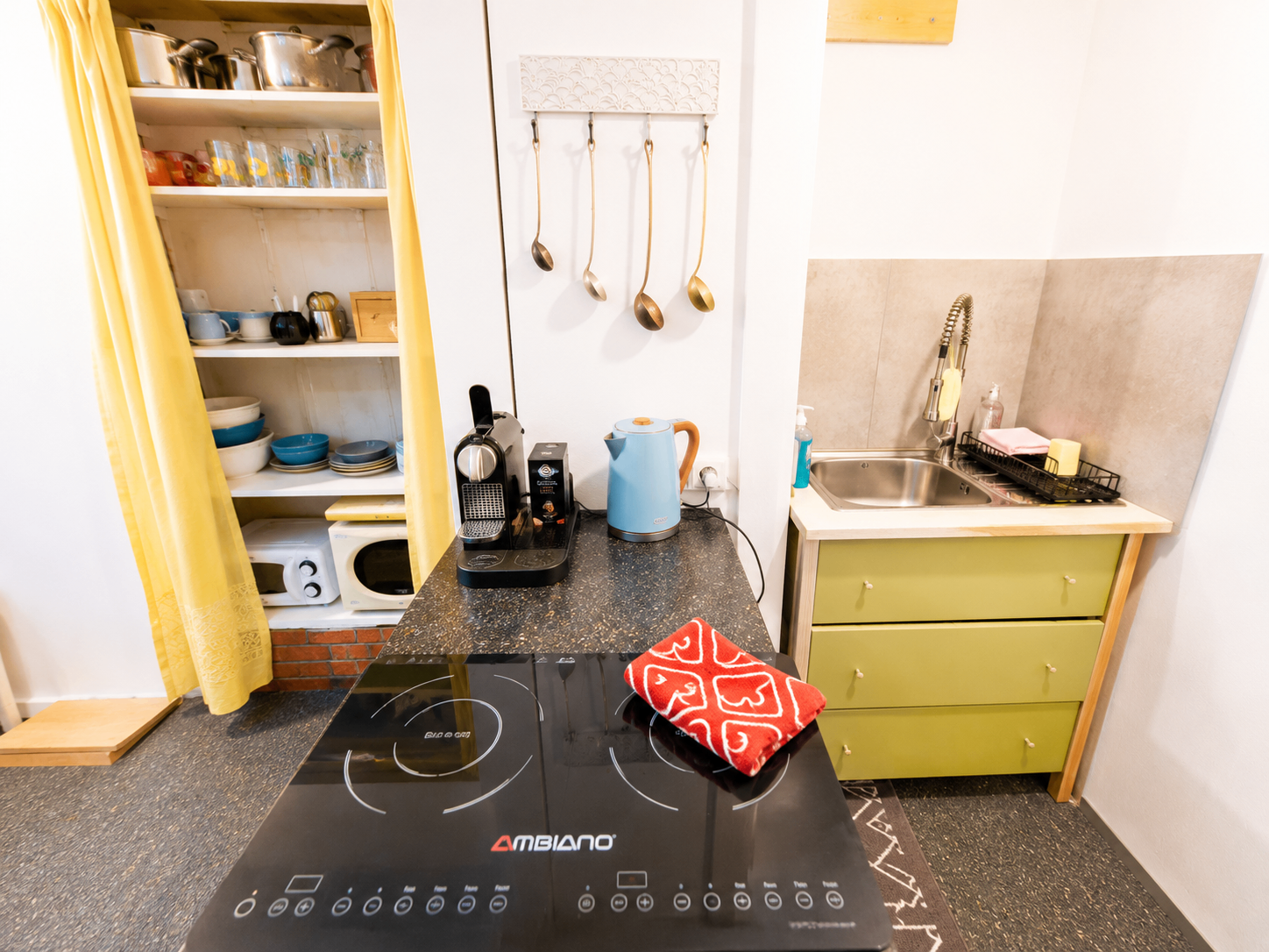 Miniküche mit Induktionskochfeld, Nespresso-Maschine und Wasserkocher
