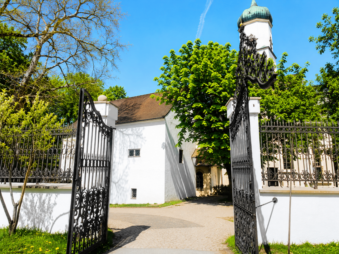 Blick durch das schmiedeeiserne Tor in den Schlosshof