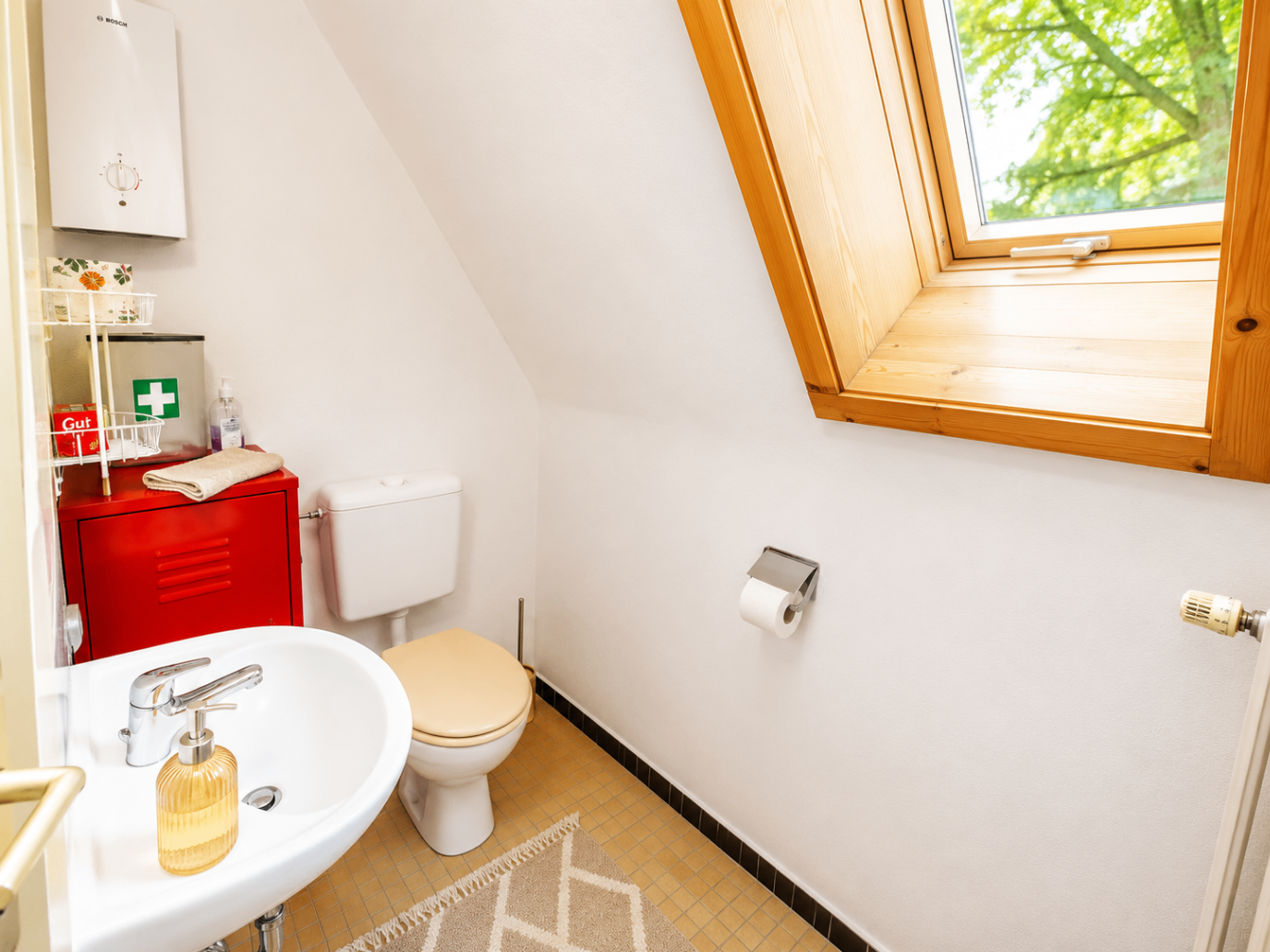 Separates WC mit Handwaschbecken und Blick ins Grüne