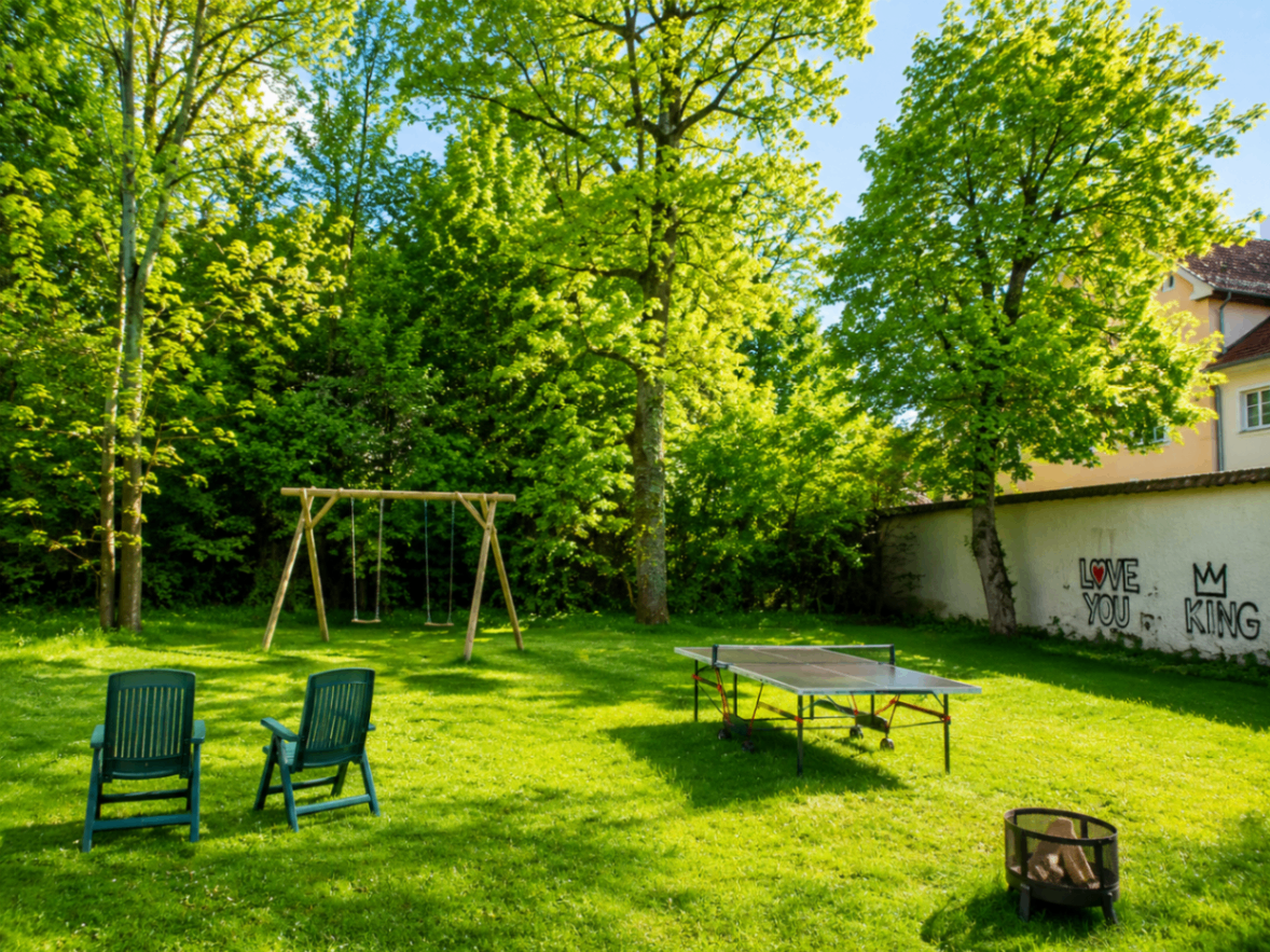 Schlosspark mit Schaukel und Tischtennisplatte