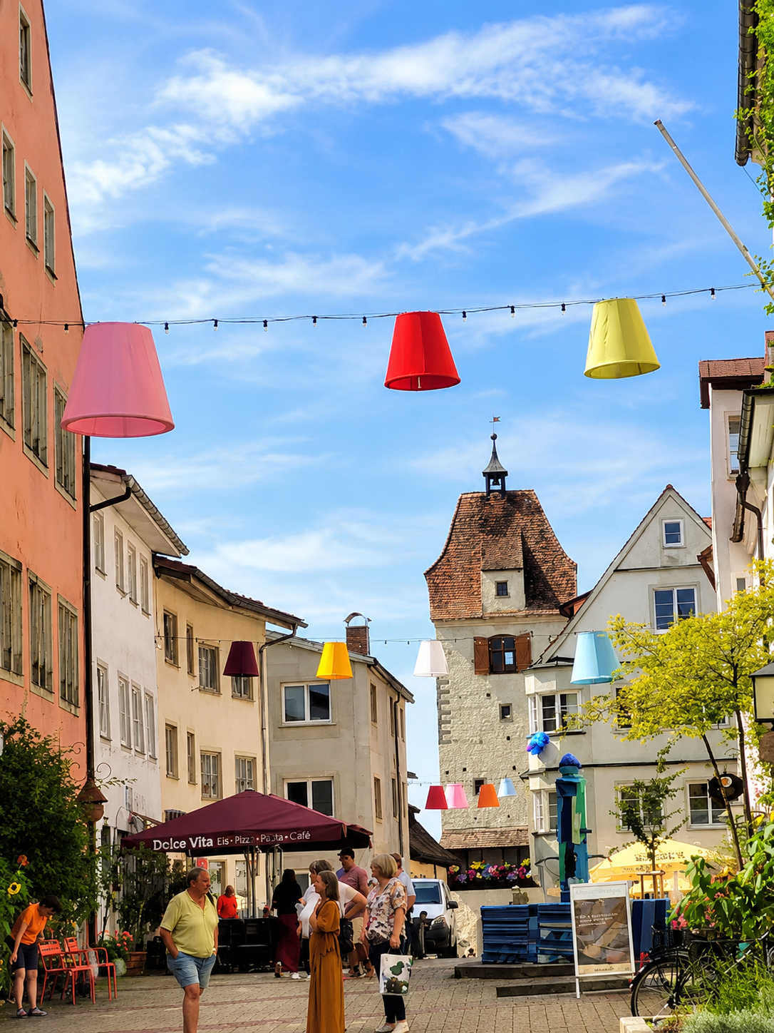 Isny macht blau – bunte Lampenschirme über der historischen Altstadt