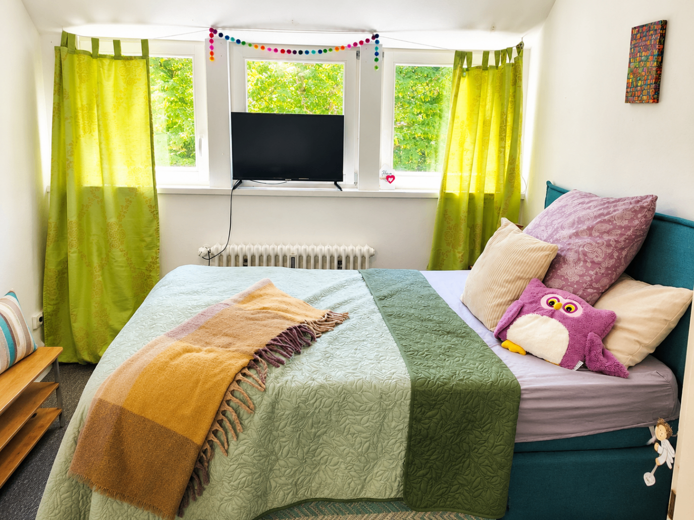 Green Room mit Doppelbett und grünen Vorhängen