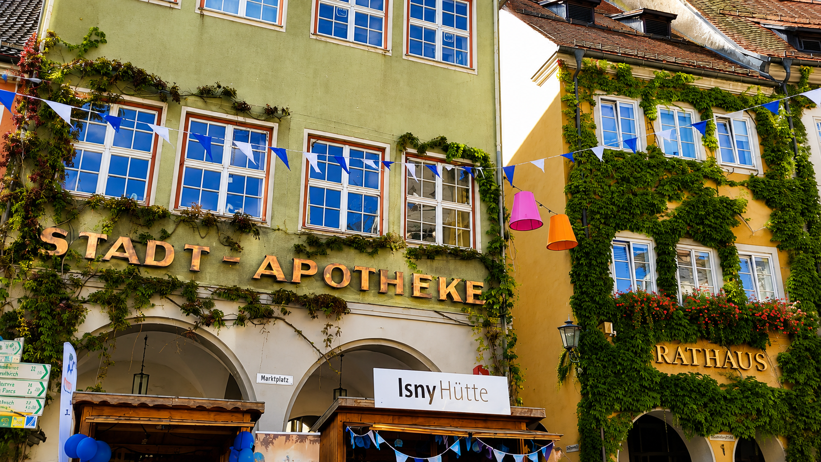 Isny macht blau – historische Altstadt mit bunten Lampenschirmen, Stadt-Apotheke und Rathaus