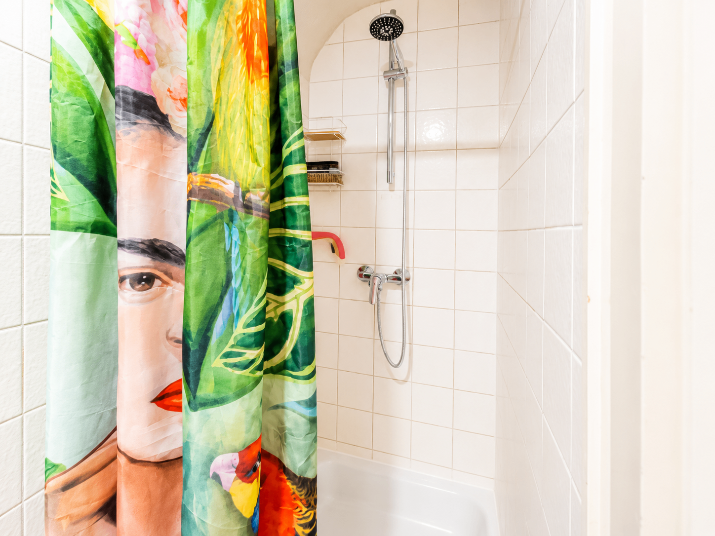 Bad mit Frida-Kahlo-Duschvorhang und Marokko-Beistelltisch